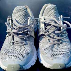 CloudTec sneakers slightly worn. Great for kids too! Won’t last make offer today